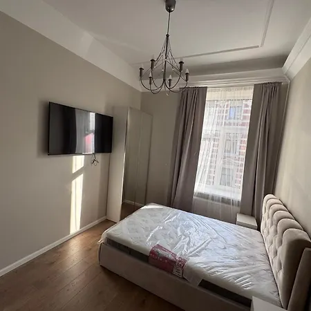 Smart Center - Near Old Town Apartment *